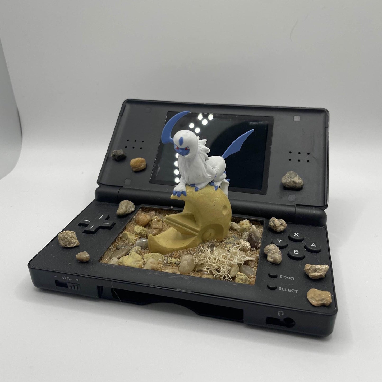 Absol Diorama on Vintage Nintendo DS | Perfect gift for Pokémon fans